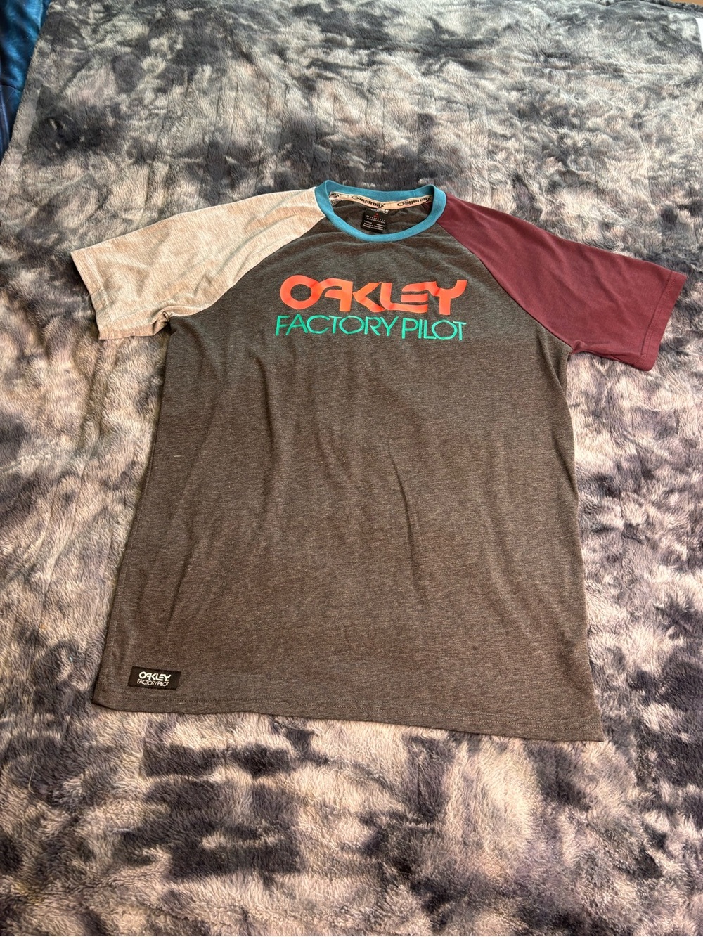 Vintage rare Y2K Oakley Factory Pilot Tee in Charcoal with Teal Trim